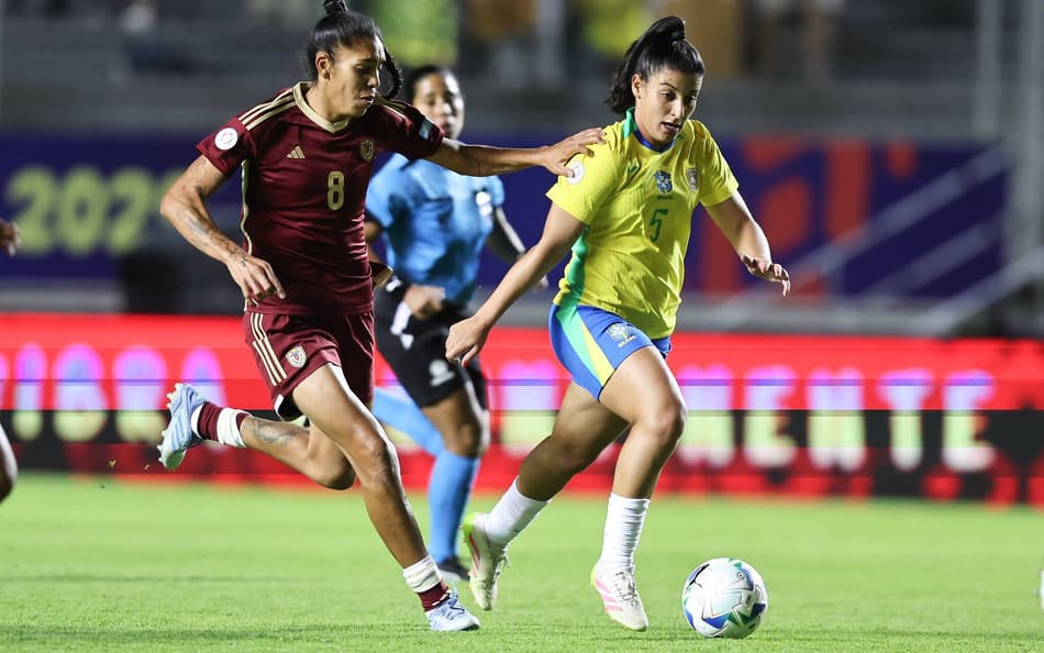 Duda Sampaio conduz bola em Brasil x Venezuela. (Foto: Lívia Villas Boas / CBF)