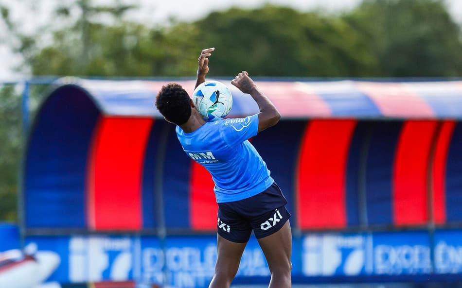 Kayky domina bola em treino do Bahia (Foto: Rafael Rodrigues / EC Bahia)
