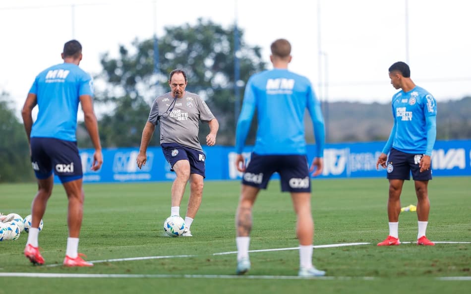 Rogério Ceni participa de treino do Bahia na Cidade Tricolor (Foto: Rafael Rodrigues / EC Bahia)