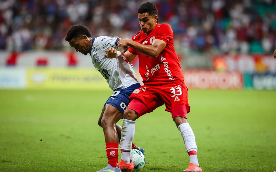 Kayky disputa bola na Arena Fonte Nova (Foto: Letícia Martins/EC Bahia)