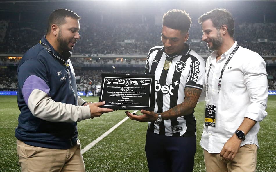 Igor Jesus recebeu homenagem do Botafogo (Foto: Vítor Silva/Botafogo)
