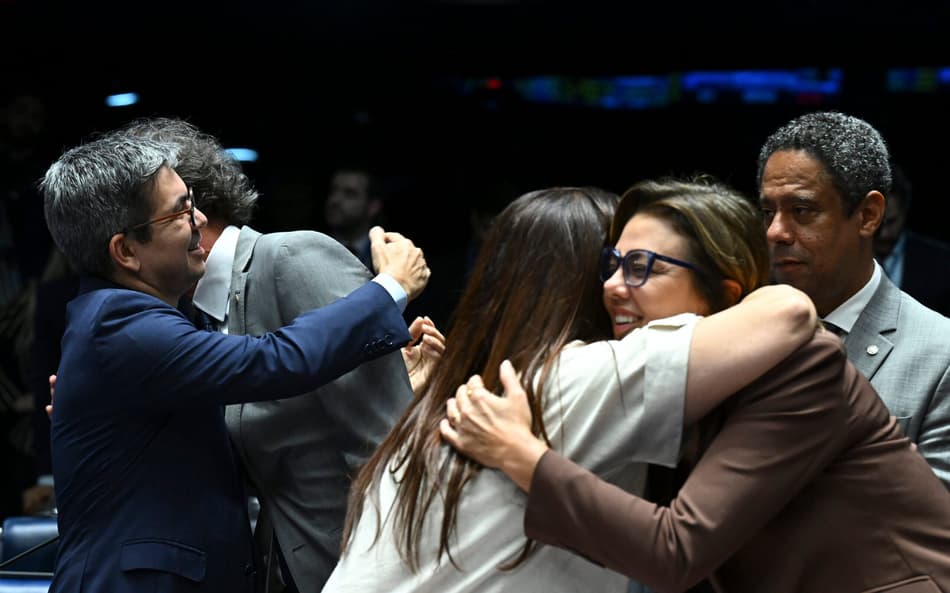 Senadores e deputados comemoram aprovação da LIE
