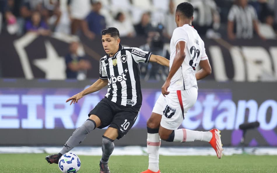 Savarino em ação pelo Botafogo contra o Vitória (Foto: Vítor Silva/Botafogo)