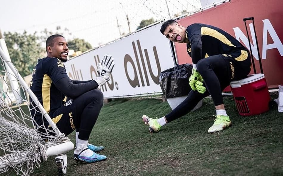 Goleiros do Santos treinam no CT Rei Pelé. (Foto: Raul Baretta/ Santos FC)