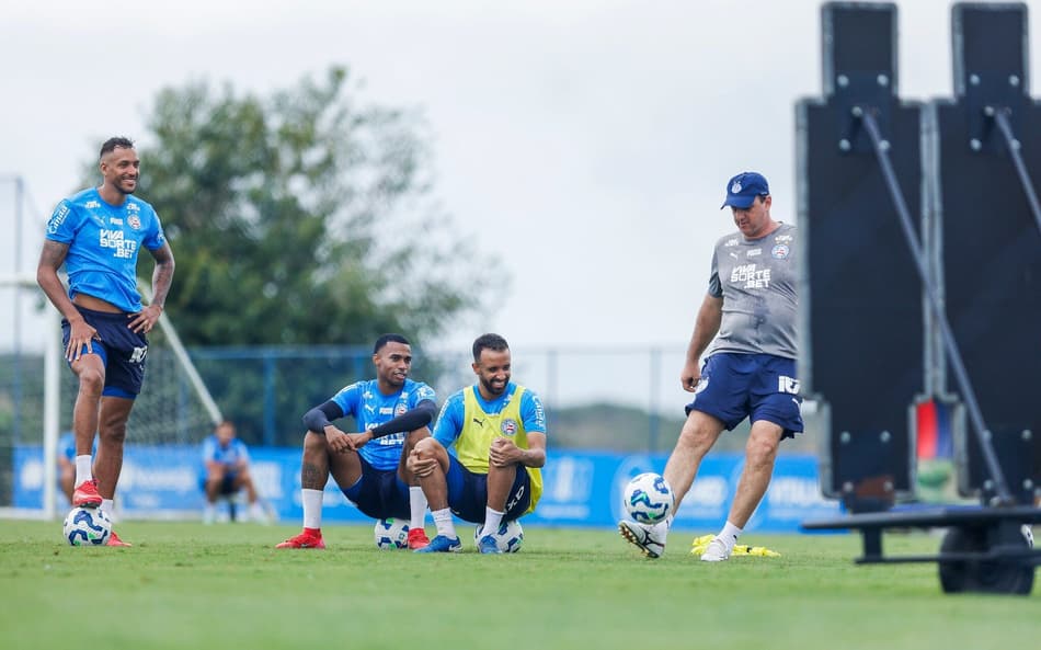 Rogério Ceni participa de trabalhos de finalização com o elenco (Foto: Rafael Rodrigues / EC Bahia)