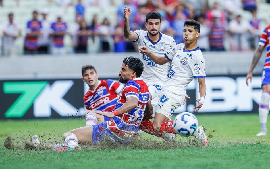 Jogadores de Bahia e Fortaleza em ação no Castelão (Foto: Rafael Rodrigues / EC Bahia)