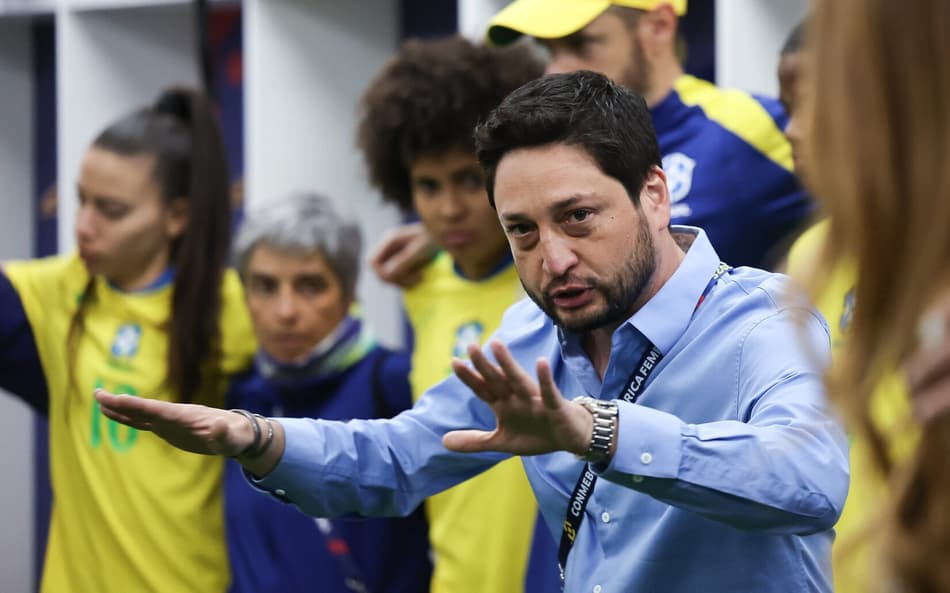 Arthur Elias no vestiário antes de Paraguai x Brasil. (Foto: Lívia Villas Boas/ CBF)