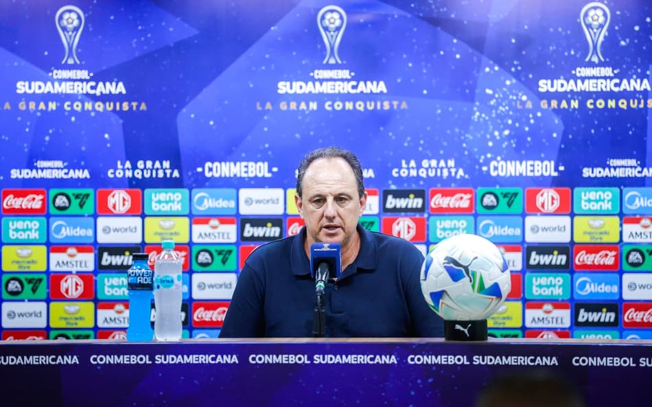 Rogério Ceni em coletiva após eliminação do Bahia (Foto: Rafael Rodrigues / EC Bahia)