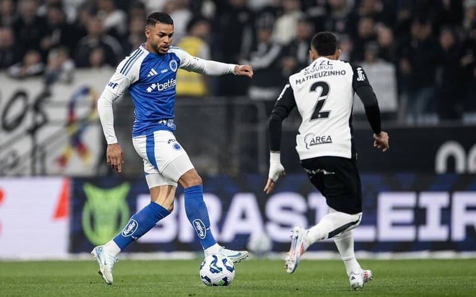 Wanderson, do Cruzeiro, e Matheuzinho, do Corinthians (Foto: Marco Galvão/Cruzeiro)