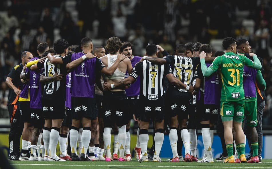 Time do Atlético-MG após classificação na Sul-Americana (Foto: Pedro Souza / Atlético)