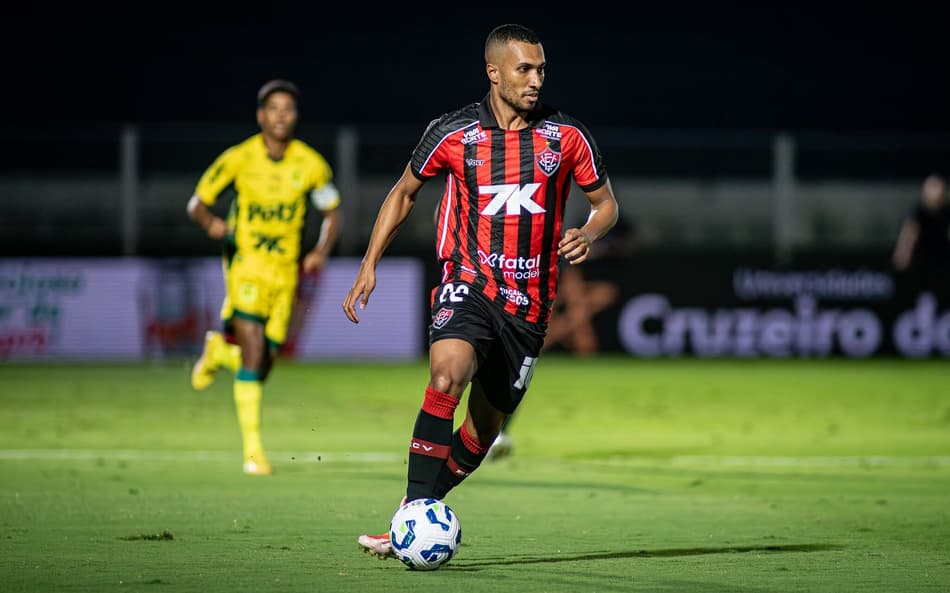 Lucas Braga em ação contra o Mirassol (Foto: Victor Ferreira / EC Vitória)