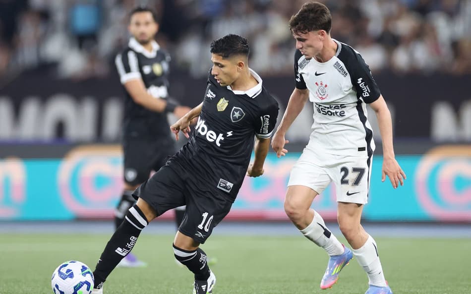 Savarino, do Botafogo, em ação no duelo com o Corinthians (Foto: Vítor Silva/Botafogo)