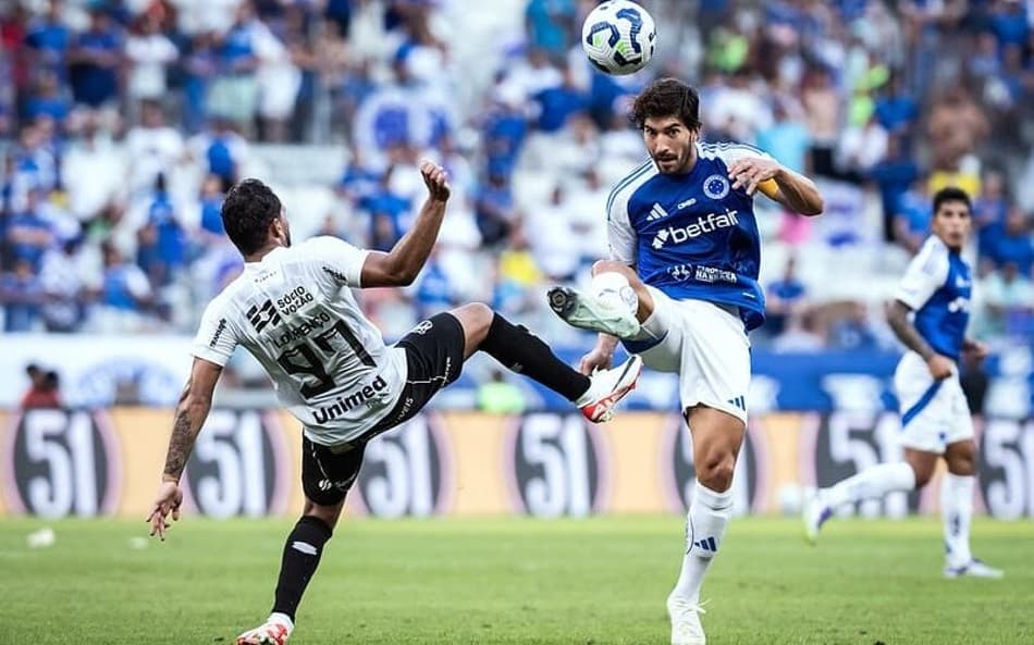 Volante Lucas Silva, do Cruzeiro, e Lourenço, do Ceará (Foto: Gustavo Aleixo/Cruzeiro)
