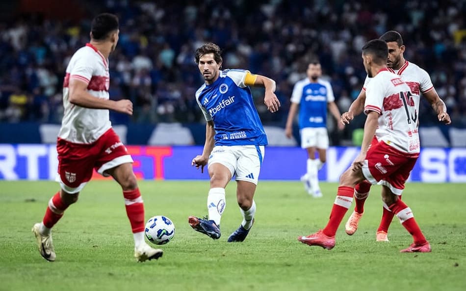 Volante Lucas Silva, do Cruzeiro, em jogo contra o CRB, no Mineirão (Foto: Gustavo Aleixo/Cruzeiro)