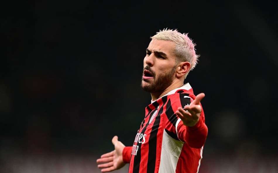 Theo Hernandéz é jogador do Milan desde 2019 (Foto: Marco Bertorello/ AFP)