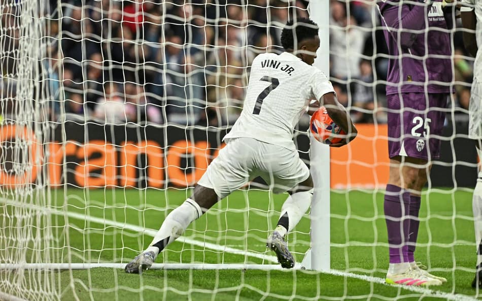 Vini Jr marca em Real Madrid x Valencia. (Foto: Javier Soriano / AFP)