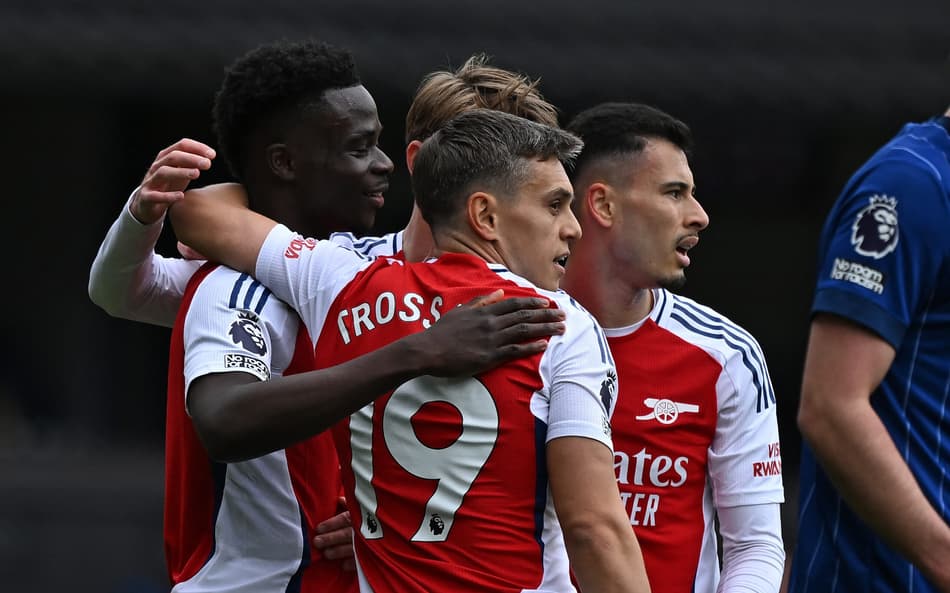 Trossard, Saka e Martinelli comemoram gol do Arsenal sobre o Ipswich