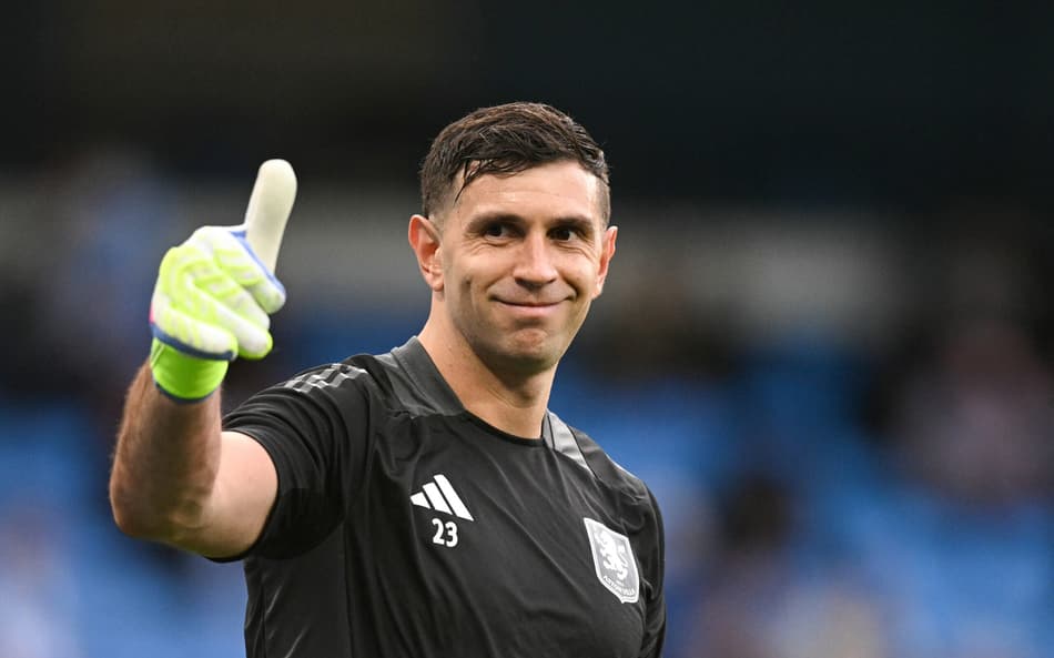 Emiliano Martinez no aquecimento para City x Aston Villa