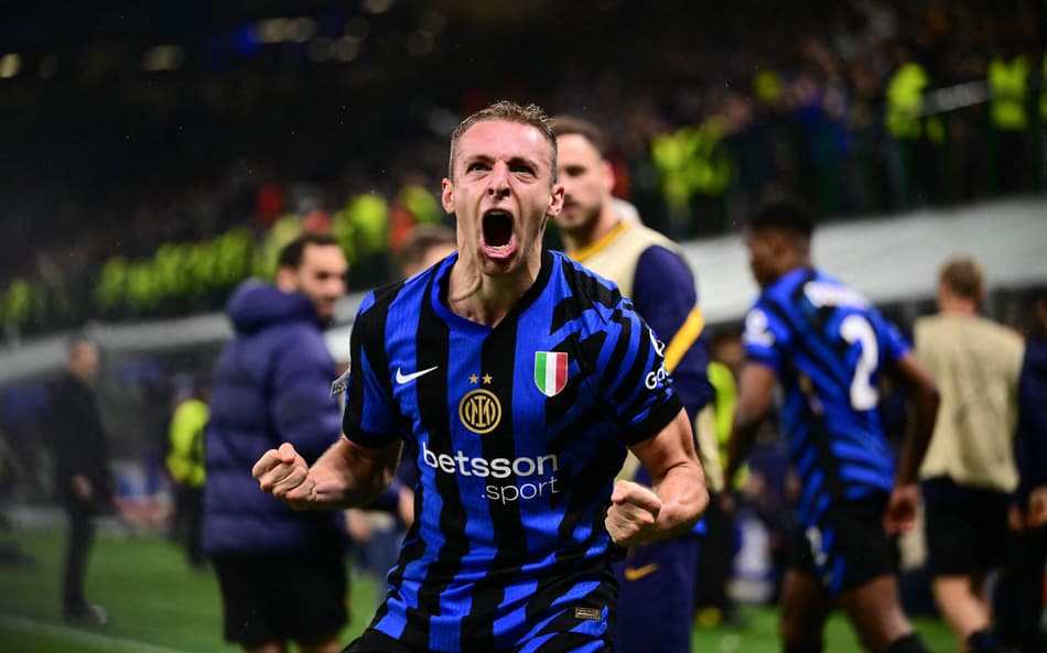 Frattesi comemora gol pelo Inter contra o Barcelona (Foto: Marco BERTORELLO / AFP)