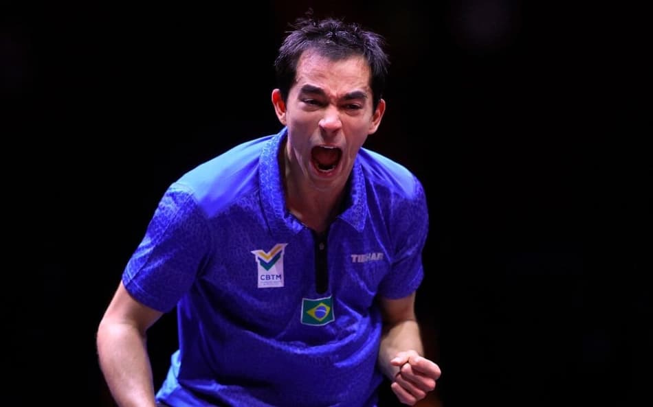 Hugo Calderano comemora ponto na final do Mundial, contra o chinês Wang Chuqin, em Doha (Foto: Karim JAAFAR / AFP)