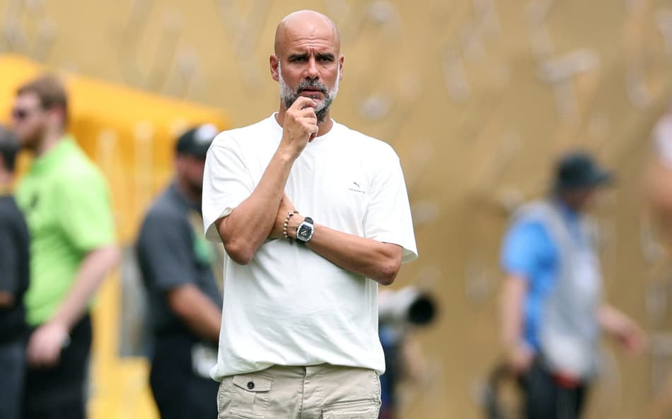 Guardiola na beira de campo em Manchester City x Wydad Casablanca no Mundial (Foto: CHARLY TRIBALLEAU / AFP)