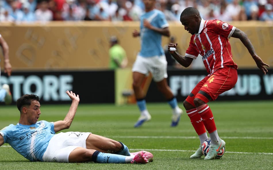 Vitor Reis em ação em Manchester City x Wydad Casablanca pelo Mundial (Foto: FRANCK FIFE / AFP)