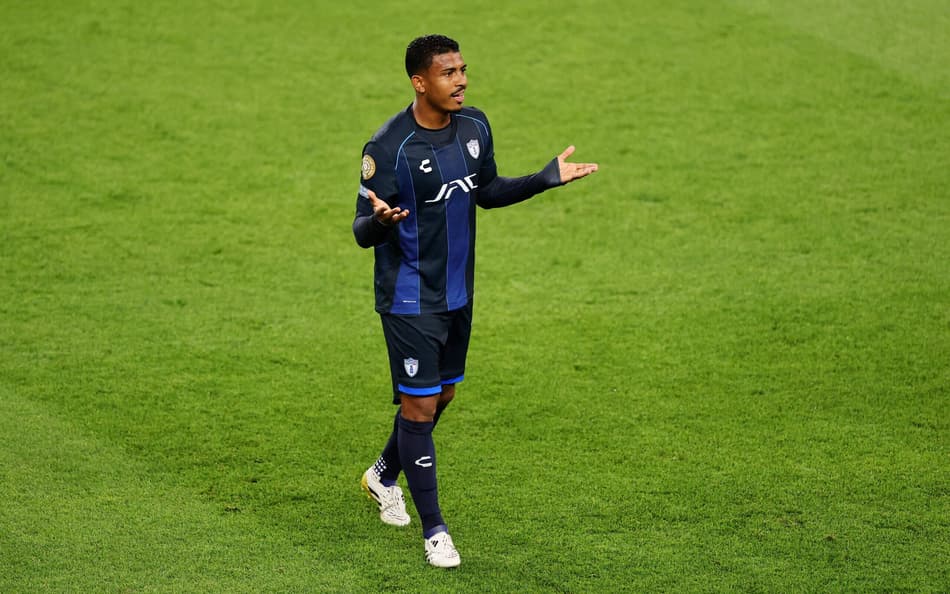 John Kennedy defende o Pachuca no Mundial (Foto: Michael Reaves / Getty Images North America / Getty Images via AFP)