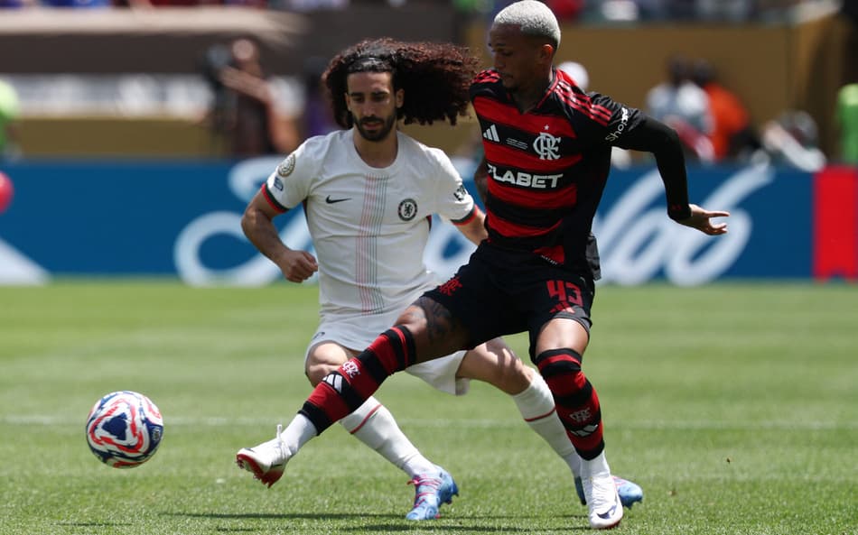 Cucurella e Wesley disputam bola em Flamengo x Chelsea (Foto: FRANCK FIFE / AFP)