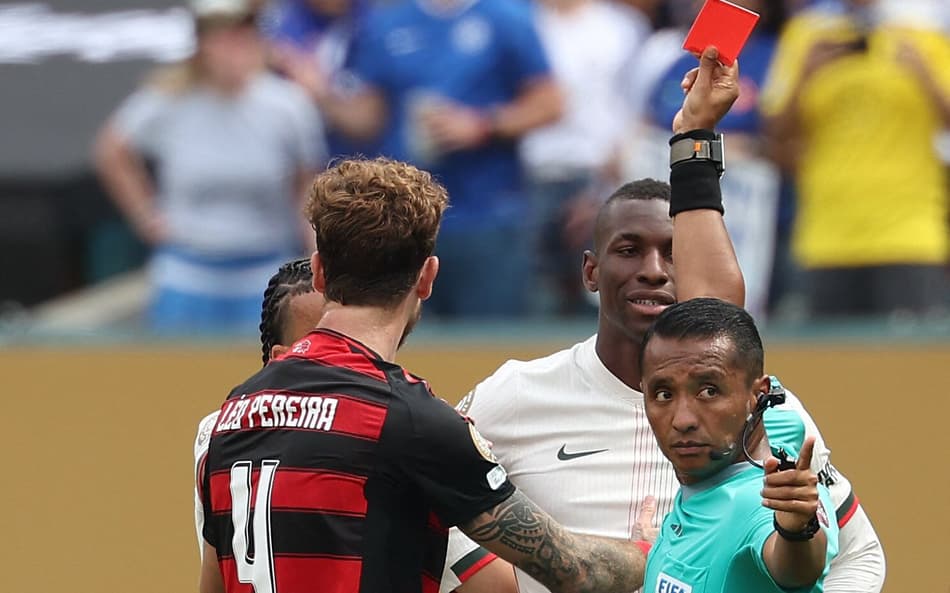 Nicolas Jackson foi expulso contra o Flamengo (Foto: FRANCK FIFE / AFP)