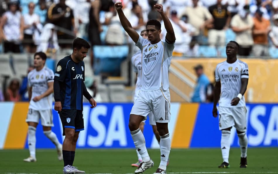 Bellingham e time do Real Madrid comemoram gol diante do Pachuca pelo Mundial (Foto: Paul Ellis/ AFP)