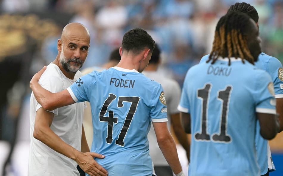 Pep Guardiola comemora vitória do Manchester City (Foto: PATRICIA DE MELO MOREIRA / AFP)
