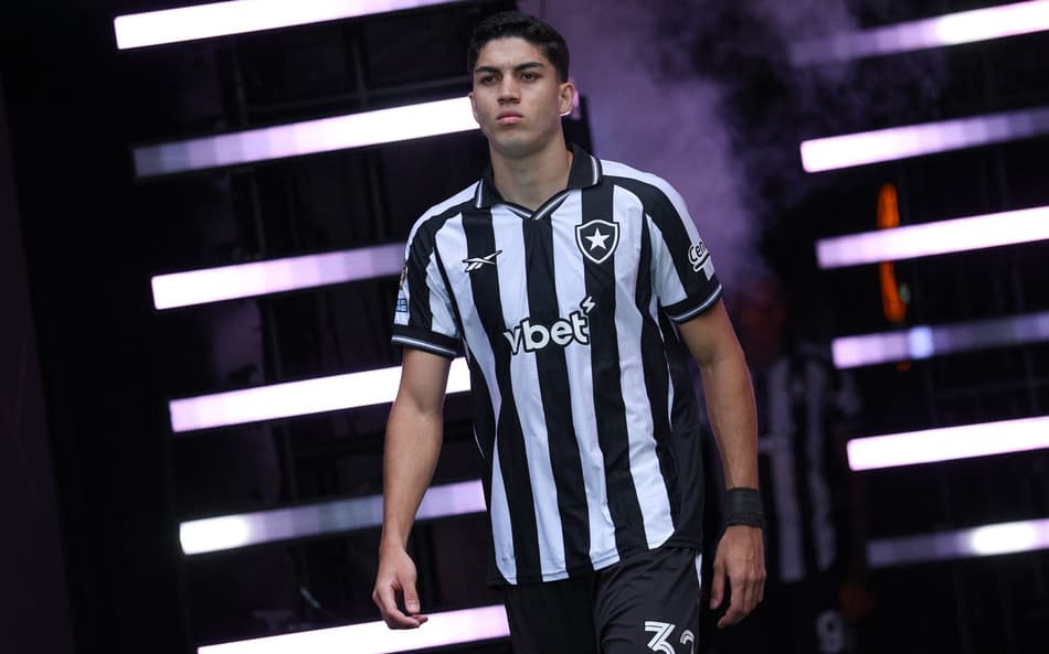 Jair deixa o Botafogo para jogar no Nottingham Forest (Foto: Francois Nel/AFP)