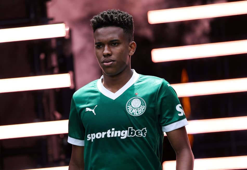 Saída de Estêvão pode abrir espaço para jogadores com menos chance no Palmeiras