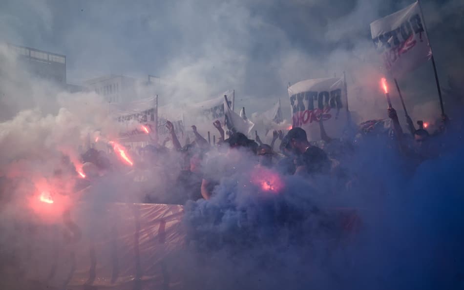 Torcida do Lyon protesta contra John Textor (Foto: JEFF PACHOUD / AFP)
