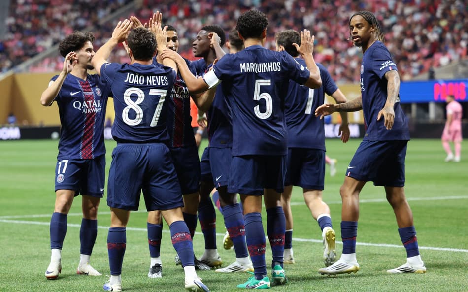Time do PSG comemora gol marcado sobre o Inter Miami (Foto: CHARLY TRIBALLEAU / AFP)