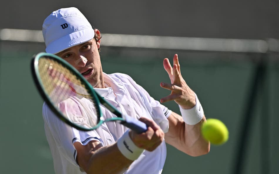 O chileno Nicolas Jarry na vitória sobre o dinamarquês Holger Rune (Photo by Glyn KIRK / AFP)