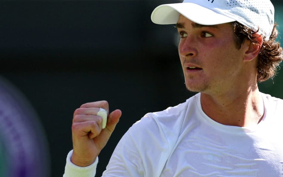 João Fonseca comemora ponto na vitória em Wimbledon sobre Jacob Fearnley (Foto: Adrian Dennis / AFP)