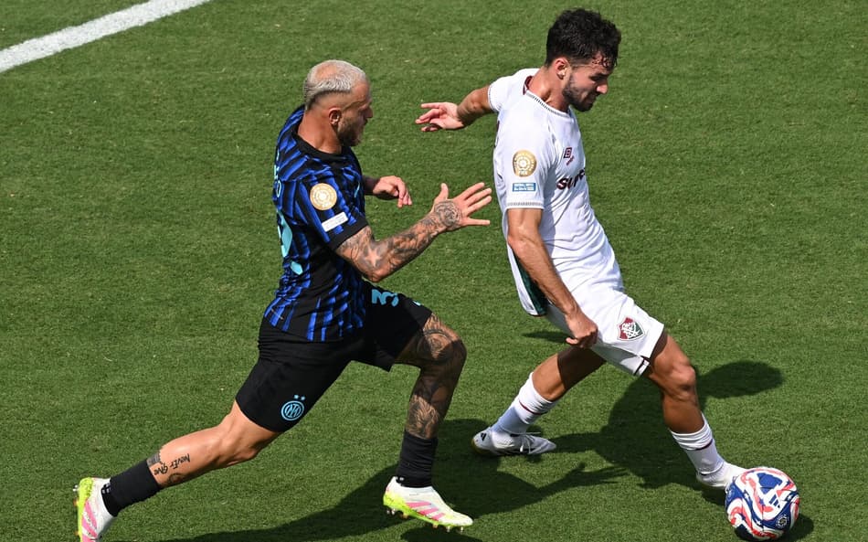 Martinelli e Dimarco disputam bola em Inter de Milão x Fluminense (Photo by Federico PARRA / AFP)