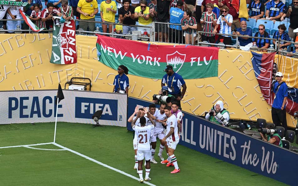 Jogadores do Fluminense comemoram gol de Hércules contra a Inter de Milão (Foto: Federico Parra / AFP)