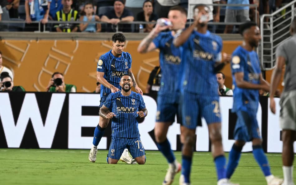 Marcos Leonardo e Malcom comemoram gol do Al Hilal contra o Manchester City