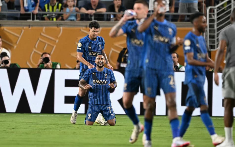 Marcos Leonardo e Malcom comemoram gol do Al Hilal contra o Manchester City