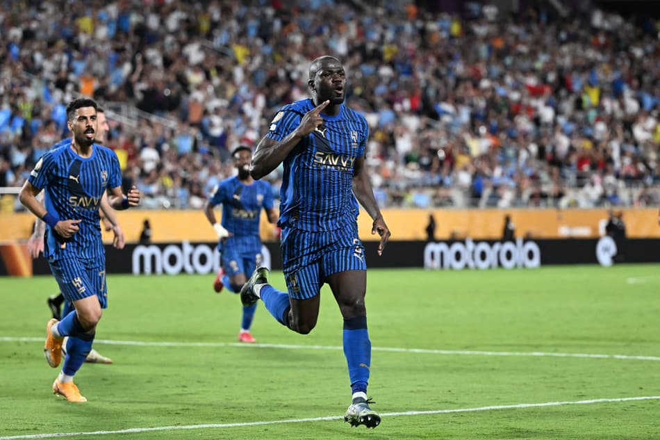 Kalidou Koulibaly comemora gol do Al-Hilal contra o Manchester City (Foto: PATRICIA DE MELO MOREIRA / AFP)