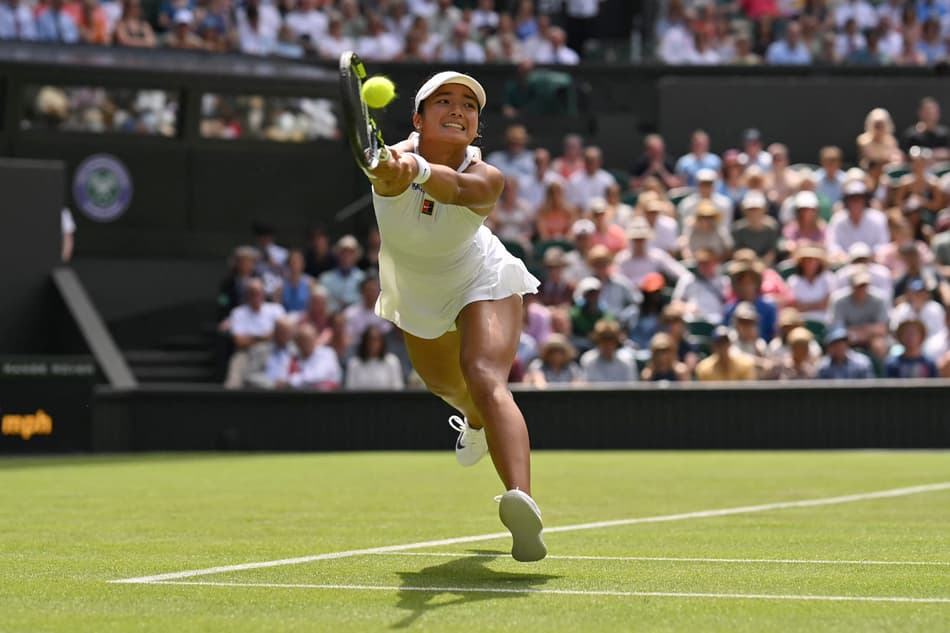 A filipina Alexandra Eala devolve a bola contra a tcheca Barbora Krejcikova (Foto: Glyn KIRK / AFP)