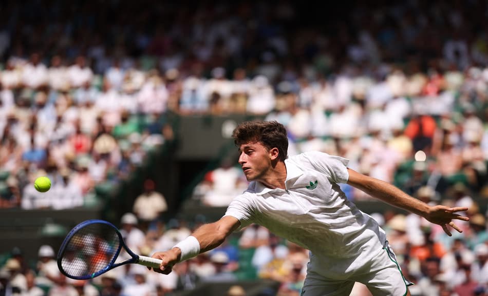 O italiano Luca Nardi na derrota para Jannik Sinner (Foto: HENRY NICHOLLS / AFP)