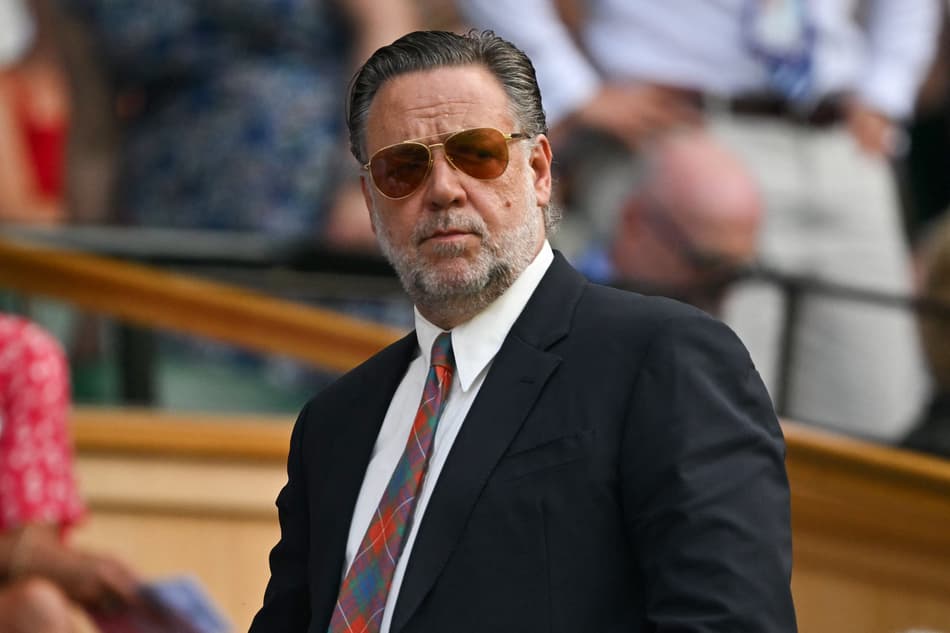 O ator e diretor neozelandês Russell Crowe em um dos camarotes em Wimbledon (Fto: Glyn KIRK / AFP)