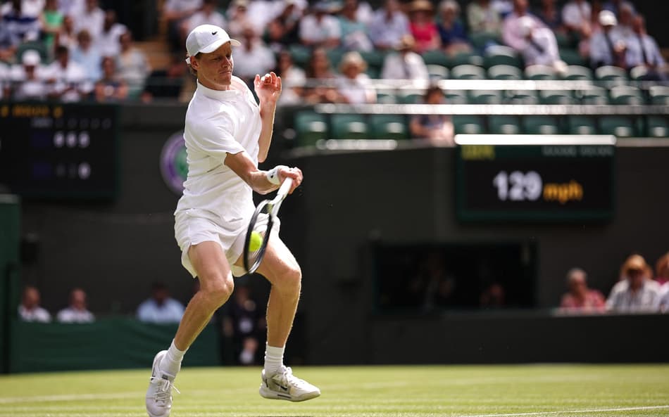 O italiano Jannik Sinner na vitória sobre o compatriota Luca Nardi em Wimbledon (Foto: HENRY NICHOLLS / AFP)