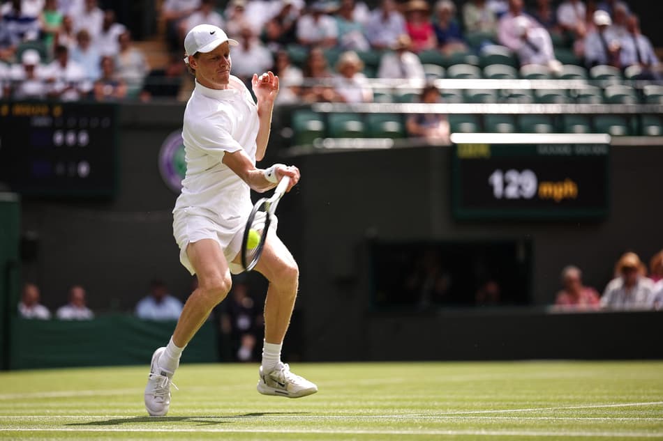O italiano Jannik Sinner na vitória sobre o compatriota Luca Nardi em Wimbledon (Foto: HENRY NICHOLLS / AFP)