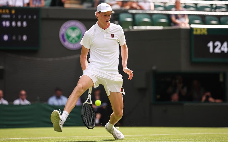 O italinao Jannik Sinner em uma das duas vitórias em Wimbledon (Foto: HENRY NICHOLLS / AFP)