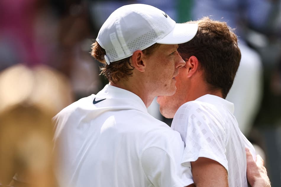O italiano Jannik Sinner é abraçado pelo compatriota Luca Nardi após a vitória em Wimbledon (Foto: HENRY NICHOLLS / AFP)