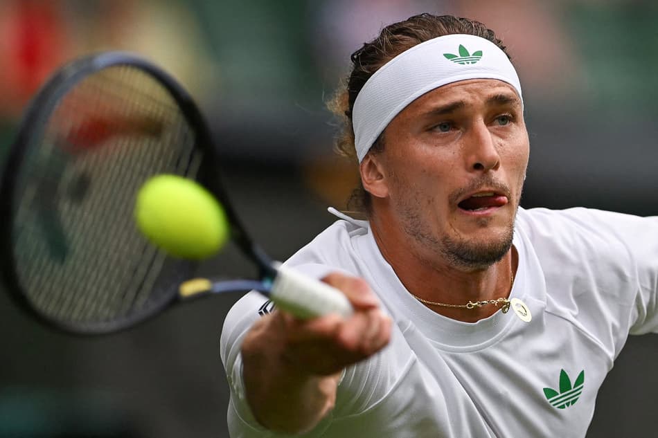 O alemão Alexander Zverev caiu na estreia diante do francês Arthur Rinderknech (Foto: Glyn KIRK / AFP)